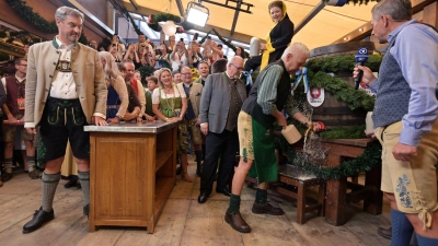 Das Anzapfen zum offiziellen Wiesn-Start ist Chefsache - also Aufgabe des Münchner Oberbürgermeisters. (Foto: Peter Kneffel/dpa)
