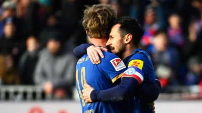1:0 gegen Paderborn: Kiels Steven Skrzybski (M) jubelt über seinen Treffer mit Teamkollege Phil Harres (l). (Foto: Gregor Fischer/dpa)