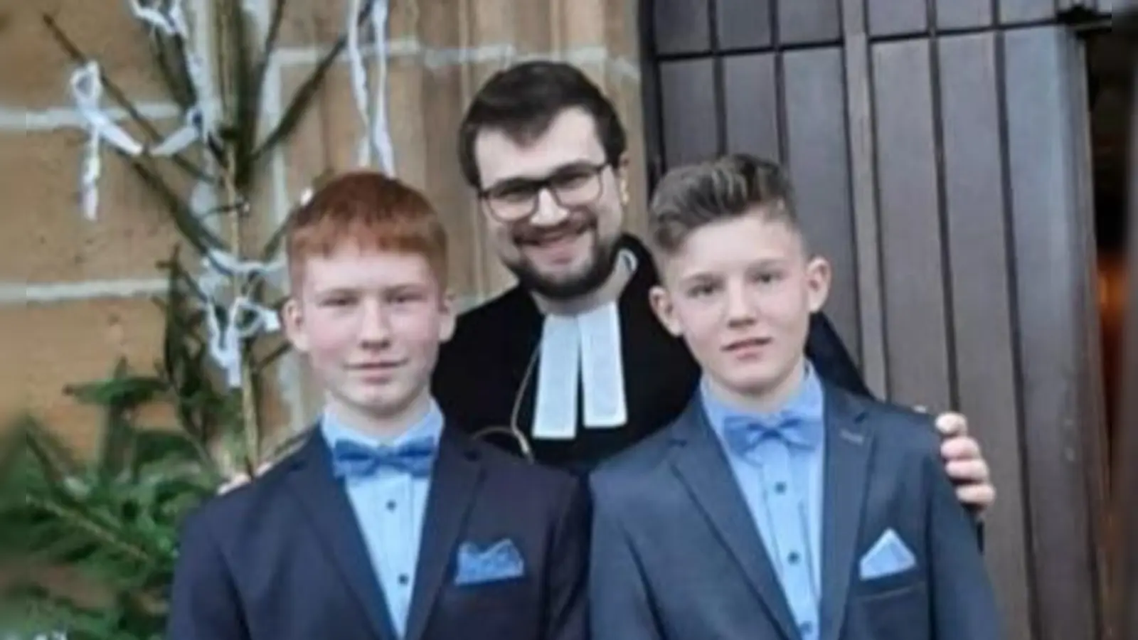 In der Johanniskirche in Aufkirchen feierten zwei Konfirmanden mit Pfarrer Christian Dellert Konfirmation.  (Foto: Johannes Belzner)