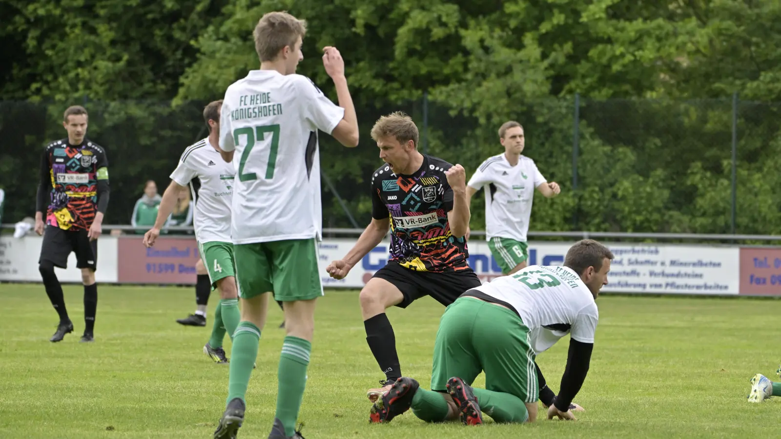 Und wieder jubelt Timo Schaller (Mitte, hier nach dem 1:1.). (Foto: Martin Rügner)