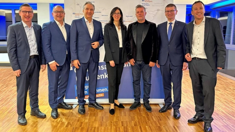 Das Ziel ist gesetzt (von links): Richard Oppelt und Erwin Einzinger (beide VR-Bank Mittelfranken Mitte), Dr. Thomas Geißdörfer (Raiffeisen Spar+Kreditbank Lauf), Dr. Bettina Schacht (Aufsichtsratsvorsitzende Mittelfranken Mitte), Steffen Girmscheid (Aufsichtsratsvorsitzender Spar+Kreditbank Lauf), Dr. Gerhard Walther (VR-Bank Mittelfranken Mitte) und Florian Beyer (Raiffeisen Spar+Kreditbank) streben eine Fusion an. (Foto: VR-Bank Mittelfranken Mitte)