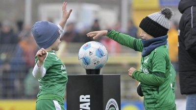 Faszinosum Ball: umtanzt, begehrt, ausgestellt. Hier bei der SpVgg Ansbach, die in der Regionalliga den FC Bayern München II zu Gast hatte. (Foto: Martin Rügner)