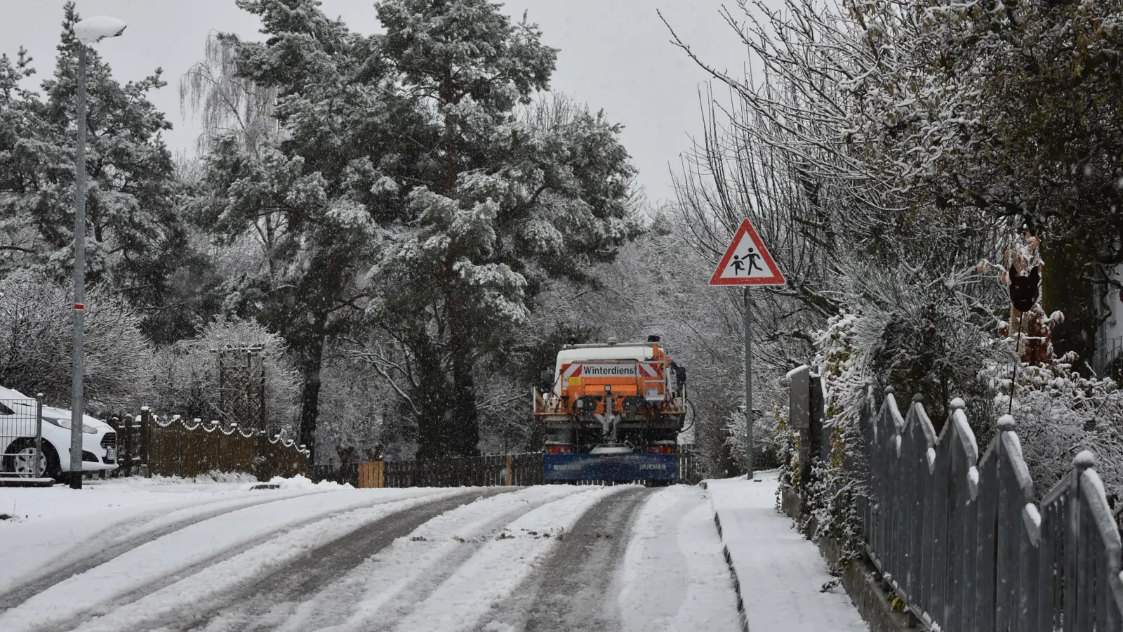 Der Winterdienst ist - wie hier in Neustadt/Aisch - am Donnerstagnachmittag intensiv gefordert. (Foto: Ute Niephaus)