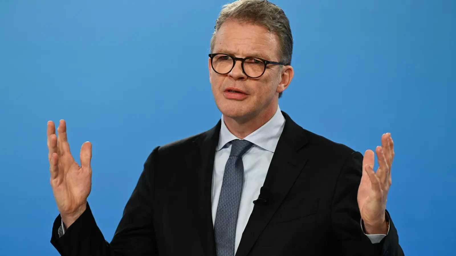 Deutsche-Bank-Chef Sewing richtet einen dringenden Appell an Politik und Beschäftigte. (Archivbild) (Foto: Arne Dedert/dpa)