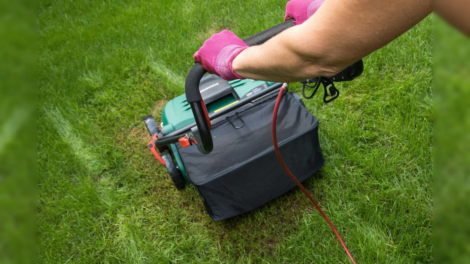 Vertikutieren - das bedeutet, dem Rasen einen Sauerstoff-Boost zu geben. (Foto: Christin Klose/dpa-tmn)