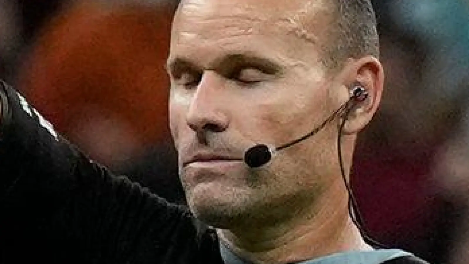 Weniger Gefahr für eine Gelbsperre: Hier wird Argentiniens Lionel Messi (l) bei der WM 2022 von Schiedsrichter Antonio Mateu Lahoz verwarnt. (Archivbild) (Foto: Ricardo Mazalan/AP/dpa)