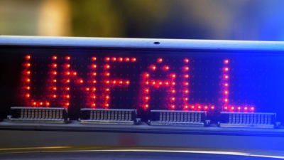 Für die Bergung des Lastwagens musste die Autobahn gesperrt werden. (Symbolbild) (Foto: Stefan Puchner/dpa)