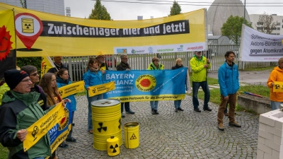 Vor dem Forschungsreaktor in Garching kam es zu der Protestaktion. (Foto: Peter Kneffel/dpa)