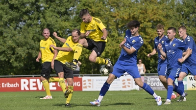 Mit 2:5 verlor der SV Losaurach (links vorne Daniel Eckert, im Sprung Lukas Ruppe) vor einer Woche gegen die U23 des SVG Steinachgrund (vorne in blau Leon Deininger). Nun geht es für den SVL zum Mitaufsteiger Schalkhausen, die Gutenstettener empfangen den SV Ornbau. (Foto: Martin Rügner)