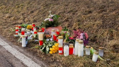 An dieser Stelle wurde eine 33-Jährige aus dem Gemeindegebiet von Petersaurach am Sonntagmorgen überfahren. Der 19-Jährige Unfallverursacher war von der Straße abgekommen und über den Grünstreifen gerauscht. Nach weiteren etwa 100 Metern kam es zum Zusammenstoß. (Foto: Evi Lemberger)