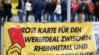 Protest vor der Westfalenhalle gegen einen Werbevertrag mit Rheinmetall.  (Foto: Bernd Thissen/dpa)