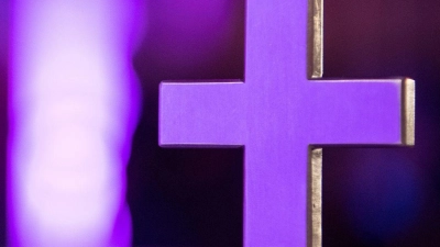 Ein Kreuz steht in einer evangelischen Kirche. (Foto: Sebastian Gollnow/dpa/Archiv)