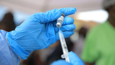Ein medizinischer Mitarbeiter bereitet im Osten des Kongo eine Ebola-Impfung vor. (Archivbild)  (Foto: Sebastien Kitsa Musayi/AP/dpa)