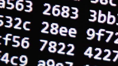 Täglich versuchen Kriminelle, etwa Behörden, Privatpersonen oder Unternehmen zu schädigen. (Illustration) (Foto: Nicolas Armer/dpa)