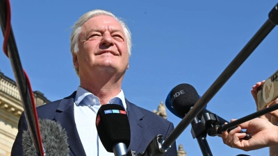 Der Chefredakteur des „Compact“-Magazins feiert die Gerichtsentscheidung. (Foto: Elisa Schu/dpa)