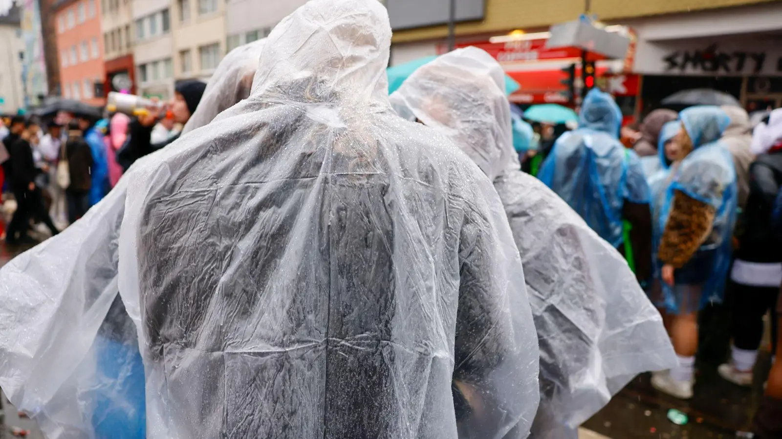Erst Regen, dann womöglich noch Schnee und Eis - so lautet die Wettervorhersage für den bevorstehenden Höhepunkt des Karnevals. (Foto: Thomas Banneyer/dpa)