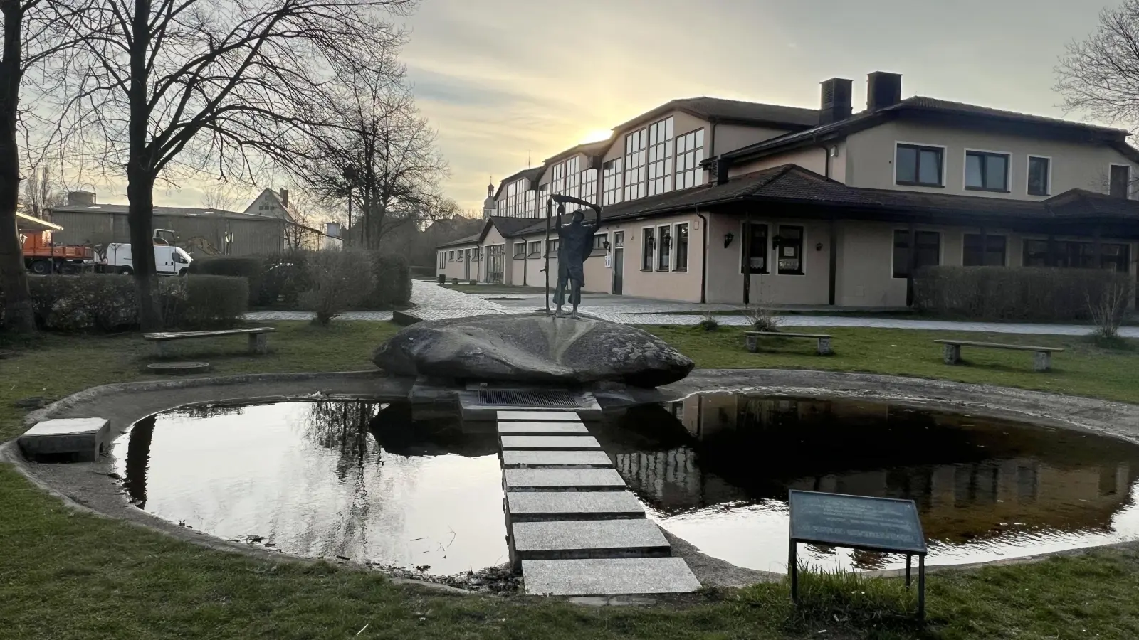 Der Teich mit dem Sensenmännla ist trotz eines Sanierungsversuchs weiterhin undicht. (Foto: Yvonne Neckermann)