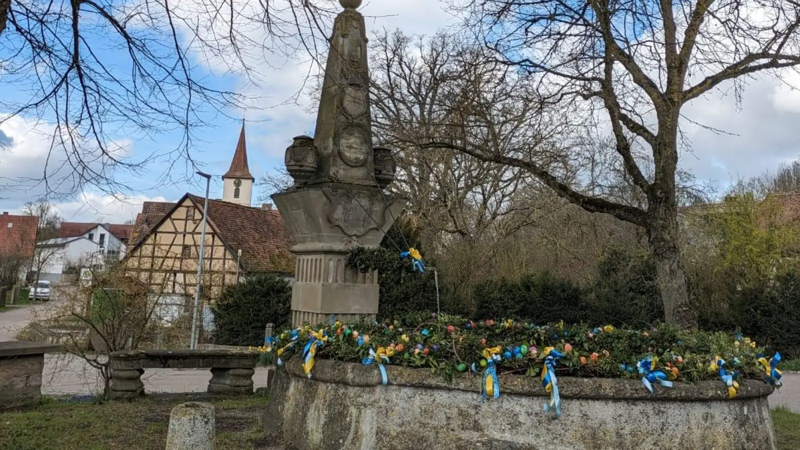 Der Obst- und Gartenbauverein Buchheim/Pfaffenhofen/Bergtshofen (Burgbernheim) schmückte mit Hilfe vieler Kinder den Alexanderbrunnen in Pfaffenhofen aus Solidarität mit der Ukraine weiß-blau und arbeitete Friedenstauben mit ein. (Foto: Waltraud Eitel)