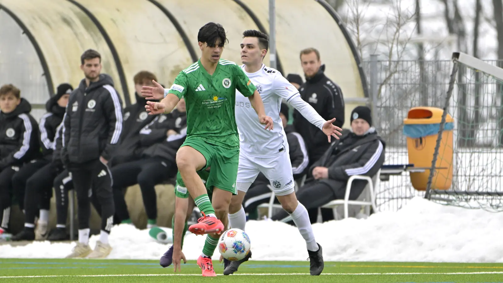 Unter Beobachtung: Trainer Niklas Reutelhuber (links im Hintergrund) testet die Ansbacher Truppe (im grünen Trikot Salih Sen im Spiel gegen Gebenbach) gegen zwei Regionalligisten. (Foto: Martin Rügner)