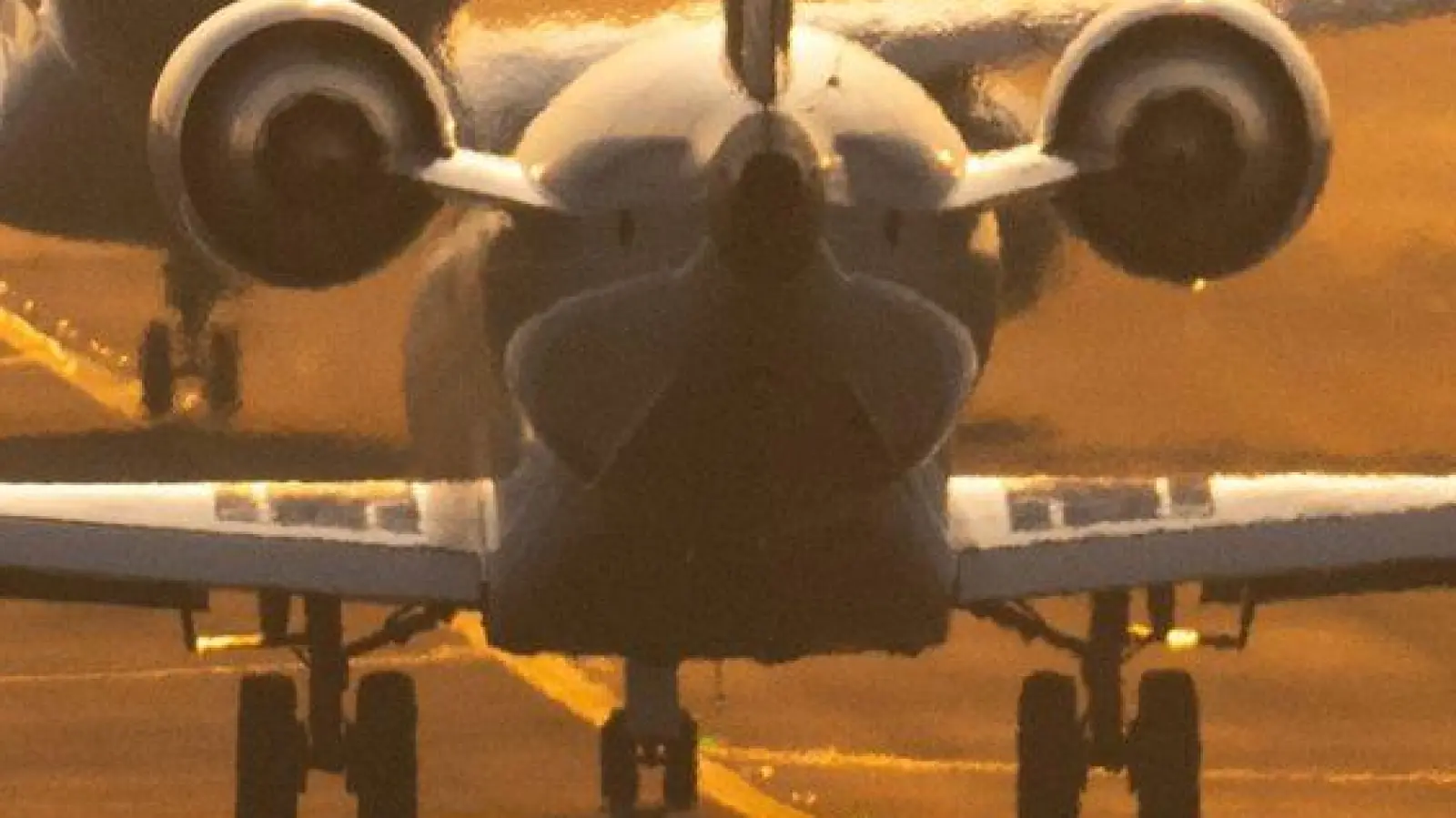 Flugzeuge auf dem Flughafen Frankfurt: Zum 1. Mai steigt die Ticketsteuer je nach Entfernung. (Foto: Boris Roessler/dpa)