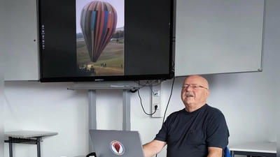 Der durch seine verfilmte Ballonflucht von der DDR nach Westdeutschland bekannte Günter Wetzel hat die neunten Klassen der Mittelschule Feuchtwangen-Land besucht.  (Foto: Mittelschule Feuchtwangen-Land/Johannes Stegmann)