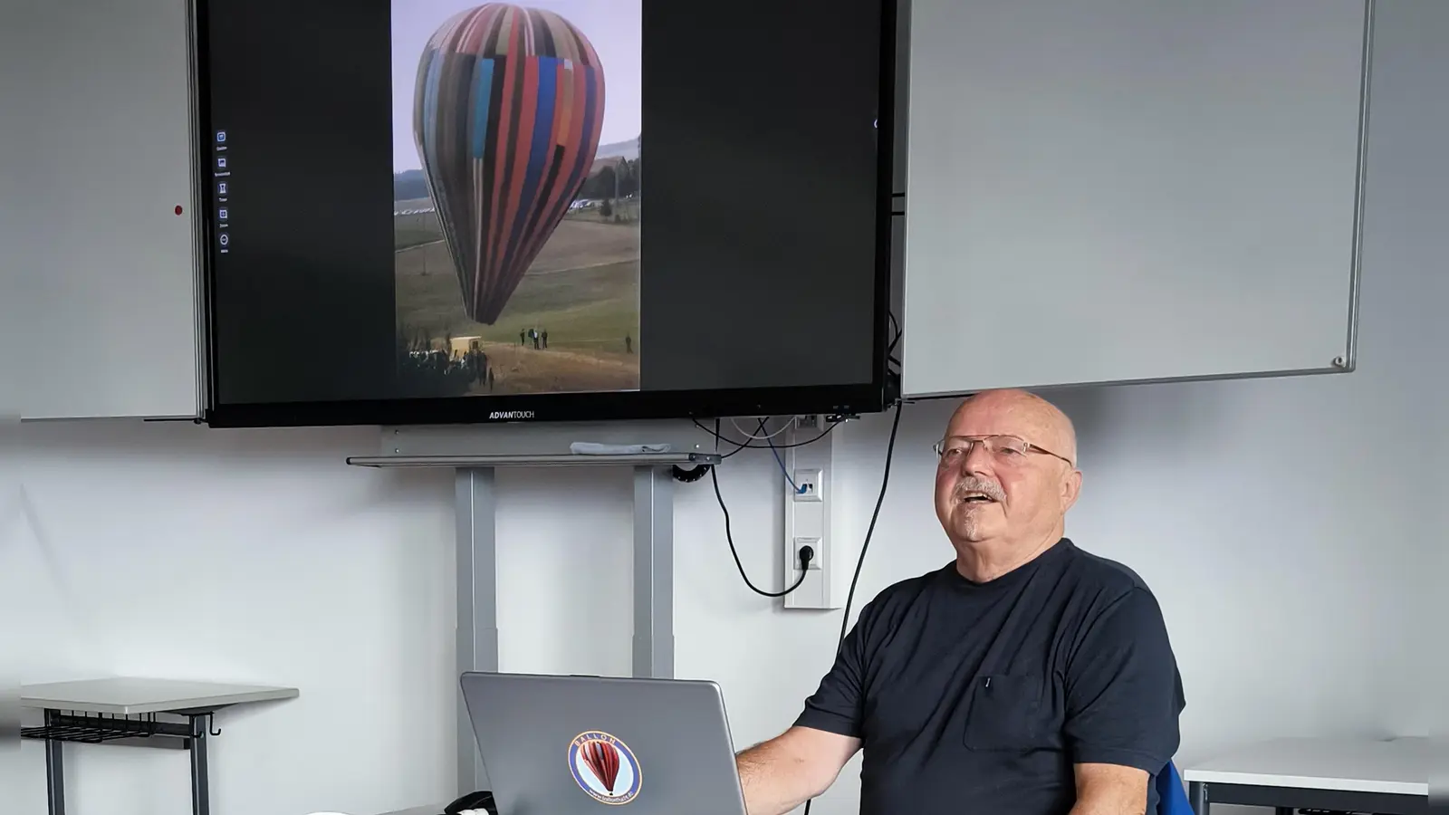 Der durch seine verfilmte Ballonflucht von der DDR nach Westdeutschland bekannte Günter Wetzel hat die neunten Klassen der Mittelschule Feuchtwangen-Land besucht.  (Foto: Mittelschule Feuchtwangen-Land/Johannes Stegmann)