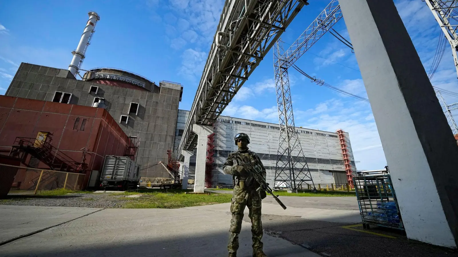 Russische Truppen kontrollieren seit dem Frühjahr 2022 das ukrainische Atomkraftwerk Saporischschja im Südosten des Landes. (Archivbild) (Foto: -/AP/dpa)