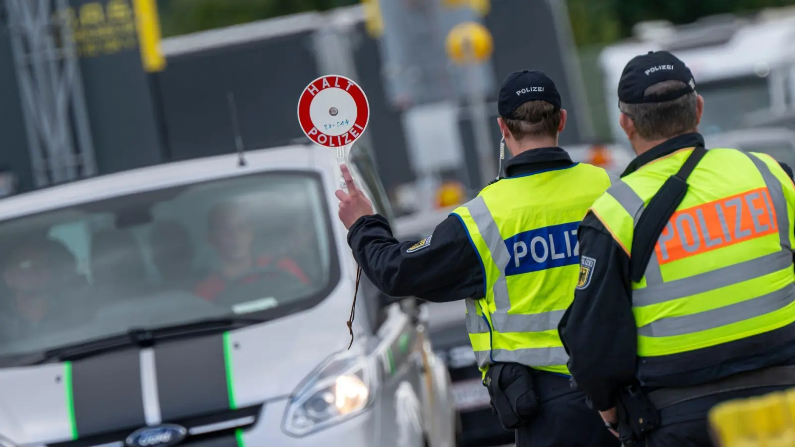 Ein Schleuser ist zu langjähriger Haft verurteilt worden. (Archivfoto)   (Foto: Peter Kneffel/dpa)