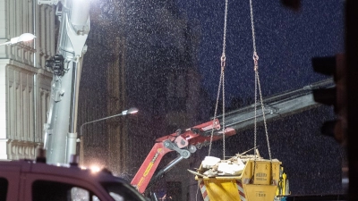 Auch im Dunkeln wurde die Suche nach den Vermissten fortgesetzt.  (Foto: Paul Glaser/dpa)