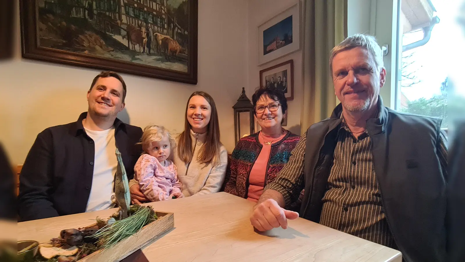 Stehen für sechs Generationen Gasthaus-Tradition (von links): Julian Heinzel mit Töchterchen Anni und Ehefrau Johanna sowie Gabriele Keitel-Heinzel und Wolfgang Heinzel. (Foto: Margit Schwandt)