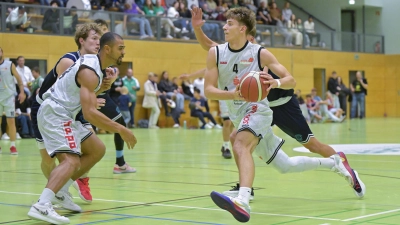 Der überzeugend aufspielende Ansbacher Lars Lenke (am Ball) wird vom ebenfalls gut performenden Teamkollegen Paul Nzeocha freigeblockt. (Foto: Martin Rügner)