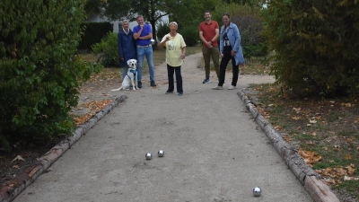Beim Pressetermin wurde gezeigt, dass es sich auf der Boulebahn in Hagenbüchach gut spielen lässt. Gekommen waren Elke Wunderlich, Rainer Weiskirchen, Hanna Rehder, Andreas Weghorn und Janette Dietrich (von links). (Foto: Ute Niephaus)