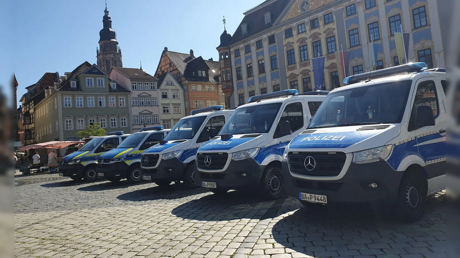Die Polizei suchte am Dienstag in der Coburger Innenstadt nach Beweismitteln zur Tat.  (Foto: Pia Bayer/dpa)