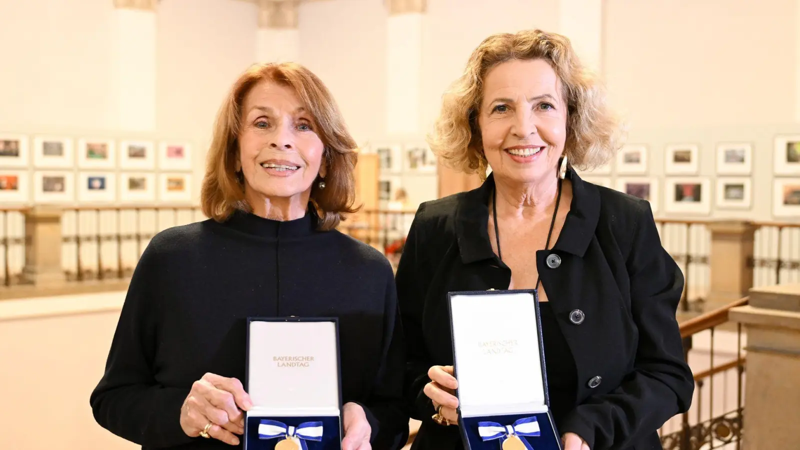 Die Schauspielerinnen Senta Berger (l) und Michaela May wurden im Landtag mit Verfassungsorden ausgezeichnet.  (Foto: Tobias Hase/dpa)