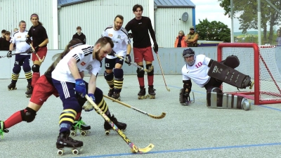 Roman Kaas im Tor der SG Konstanz REC/ESV Ansbach-Eyb (rote Hosen) verbarrikadiert sein Gehäuse schon einmal, damit er den Schuss des Schweinfurters blocken kann. (Foto: Peter Fuchsberger)
