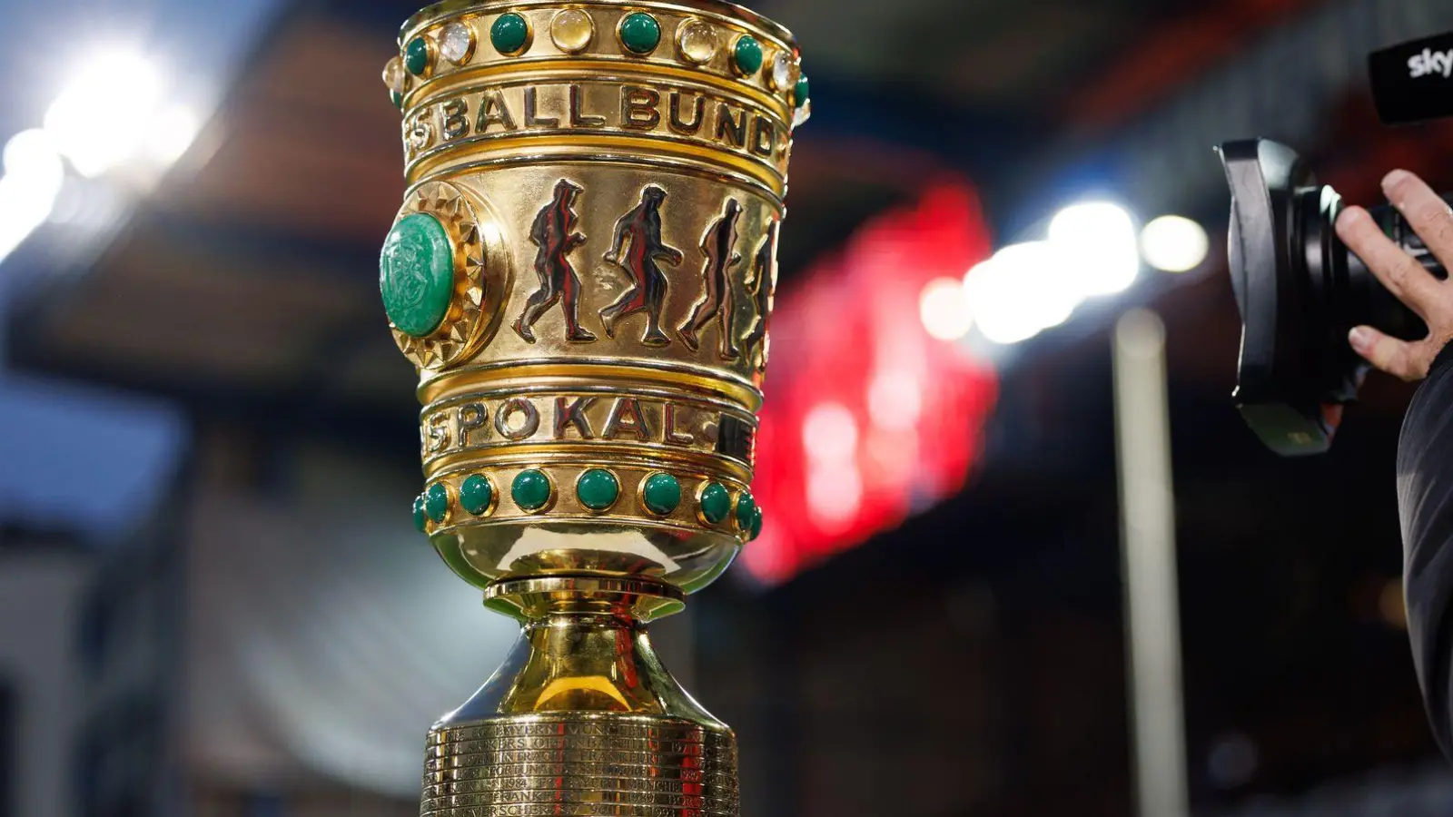Objekt der Begierde: der DFB-Pokal. (Archivbild) (Foto: Friso Gentsch/dpa)