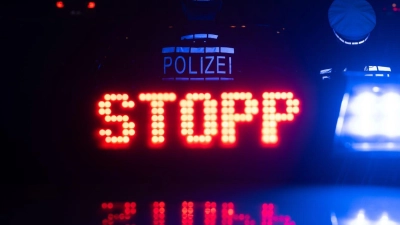 Polizisten kontrollieren das gemeldete Auto. (Symbolbild) (Foto: Marijan Murat/dpa)