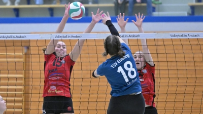 Der Ansbacher Block muss stehen, hier mit Dominika Schäfer (links) und Amelie Sommer gegen Tanja Huber vom TSV Eiselfing. (Foto: Martin Rügner)