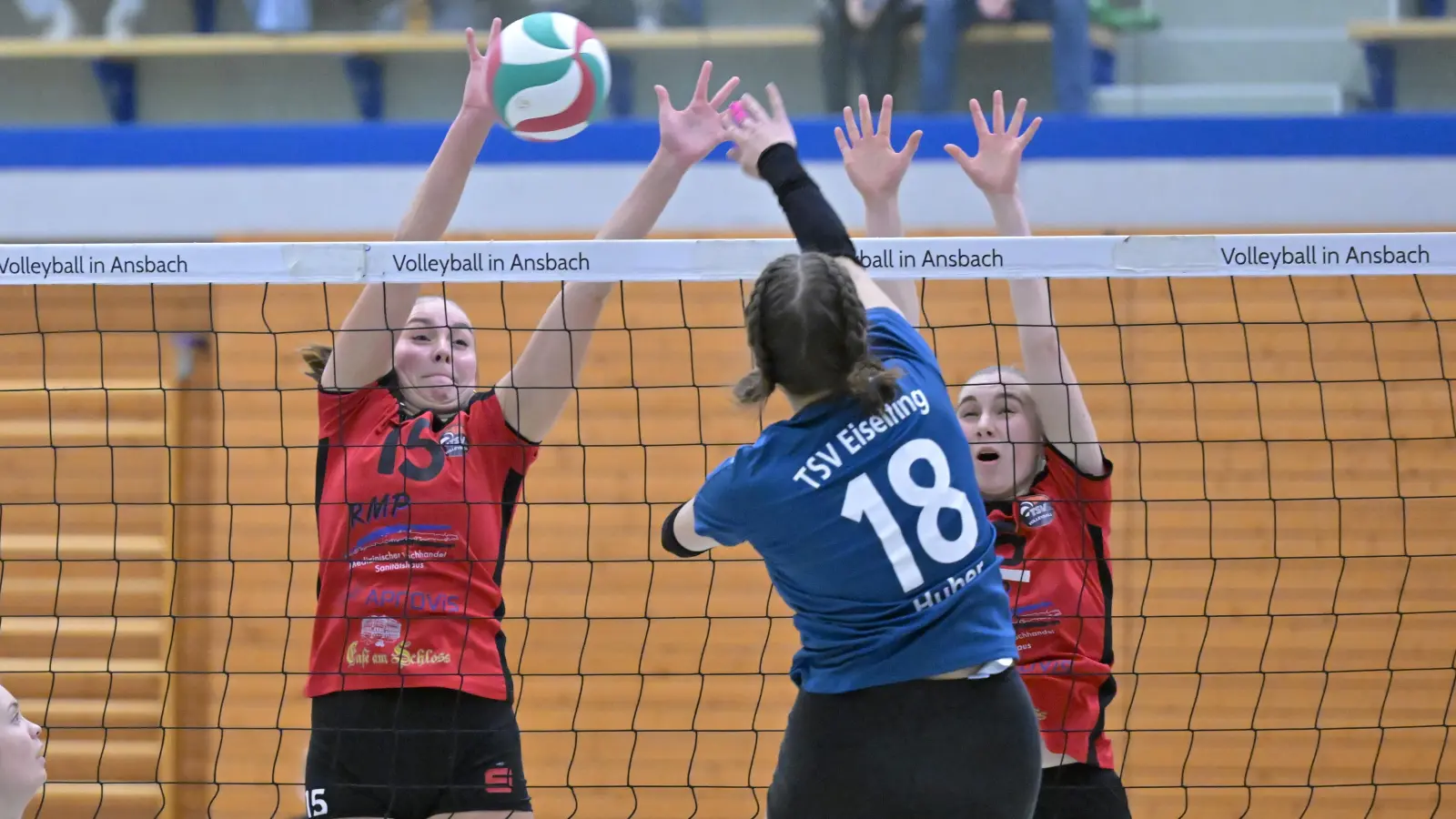 Der Ansbacher Block muss stehen, hier mit Dominika Schäfer (links) und Amelie Sommer gegen Tanja Huber vom TSV Eiselfing. (Foto: Martin Rügner)
