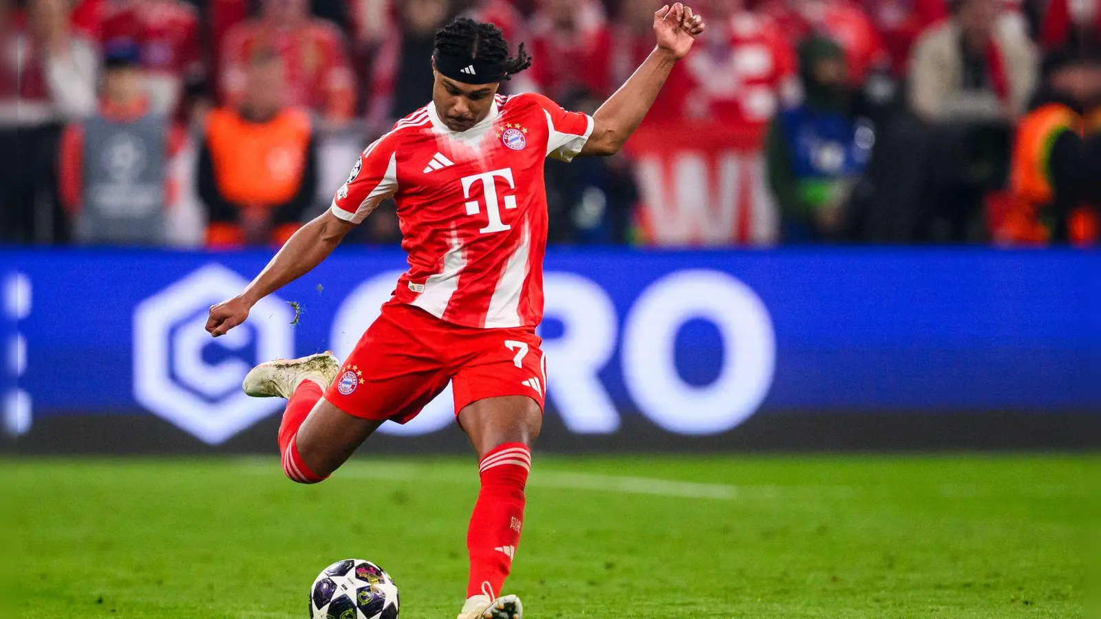 Serge Gnabry gegen Real Madrid in Aktion - nun fällt der Nationalspieler lange aus. (Archivbild) (Foto: Tom Weller/dpa)