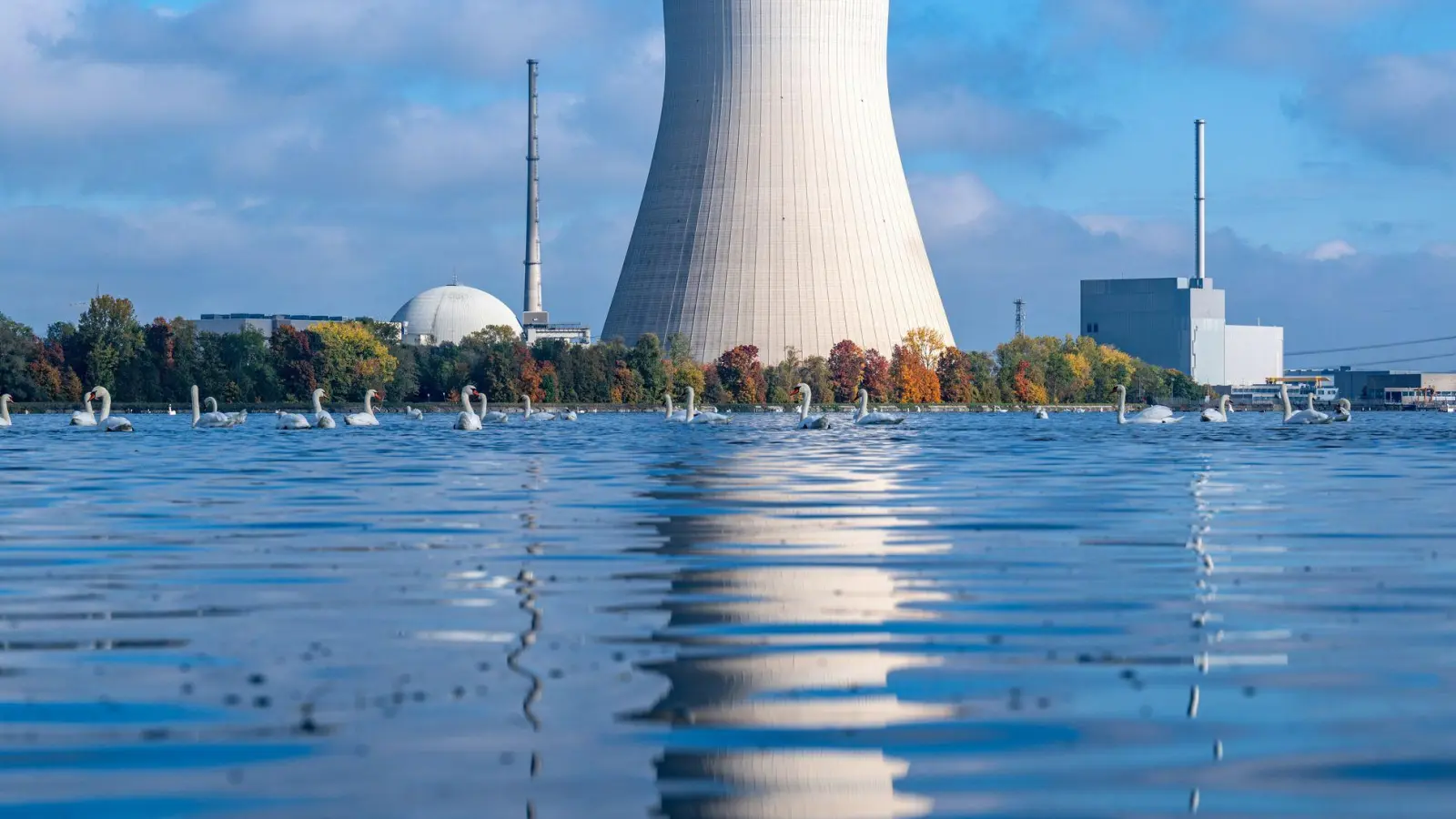 Kernkraftwerk Isar 2 - für einen Weiterbetrieb fehlt laut Umweltminister Glauber das Personal. (Archivbild) (Foto: Armin Weigel/dpa)