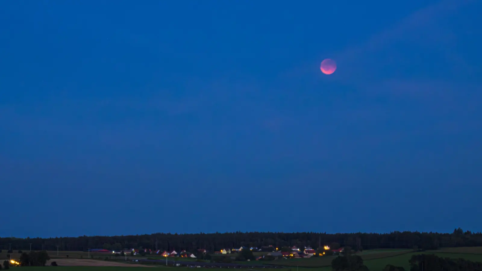 Von Feuchtwangen bot sich ein stimmungsvoller Blick auf den Blutmond über Heilbronn. (Foto: René Chlopotowski)