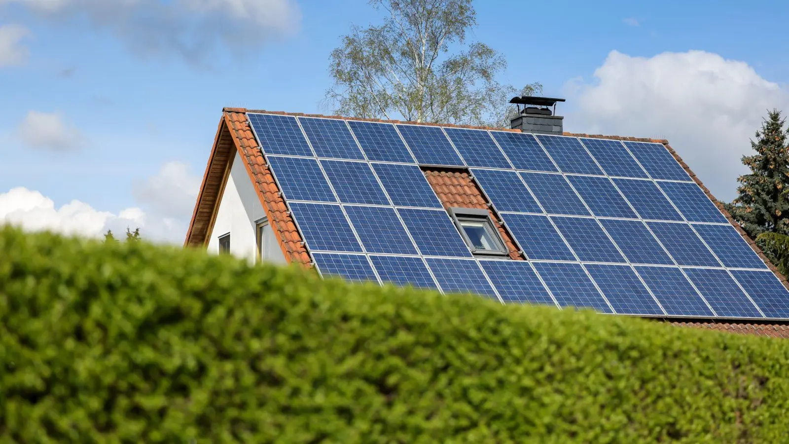 Viele Eigenheimbesitzer haben schon Strom vom Dach - und es könnten noch mehr werden. (Archivbild) (Foto: Jan Woitas/dpa-Zentralbild/dpa)