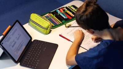 Leistungsdruck: 2025 fühlte sich ein Viertel der Schülerinnen und Schüler in Deutschland psychisch belastet. (Foto: Matthias Balk/dpa/dpa-tmn)