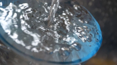 Leitungswasser fließt in ein Glas, das in einem Spülbecken steht. (Foto: Karl-Josef Hildenbrand/dpa/Archivbild)