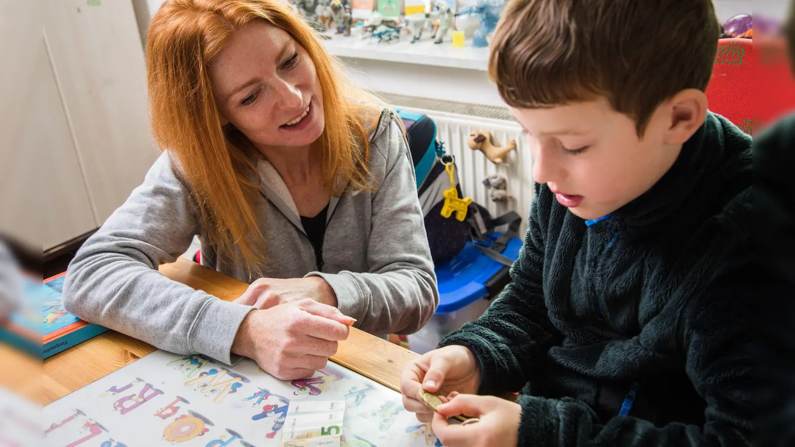 Regelmäßig und bedingungslos: Ein guter Zeitpunkt zum Start des Taschengeldes ist zum Ende der Kindergartenzeit. (Foto: Christin Klose/dpa-tmn)