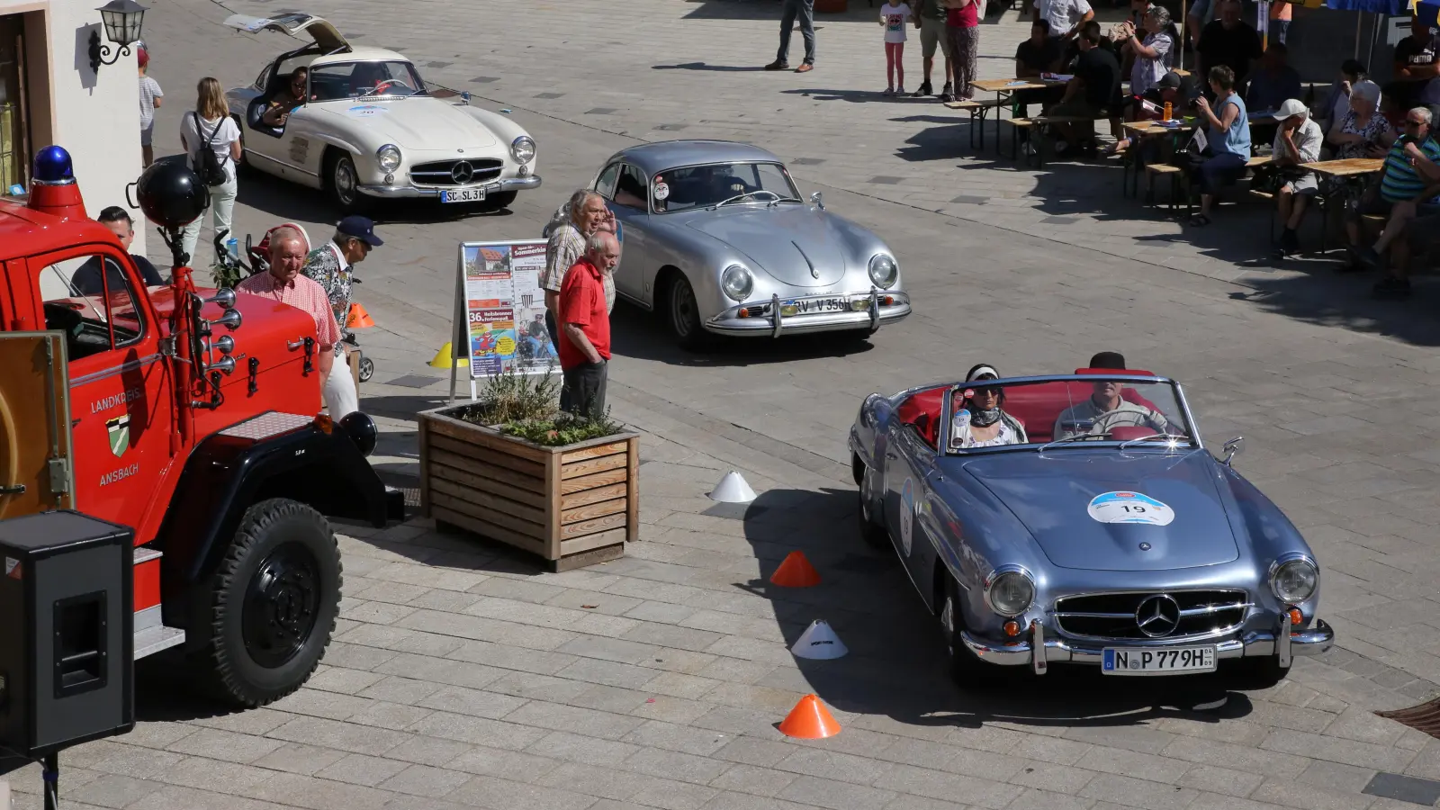 Mehr als hundert Fahrzeuge machen im Rahmen des „Altmühltal Classic Sprints” in Heilsbronn Station. (Foto: Alexander Biernoth)