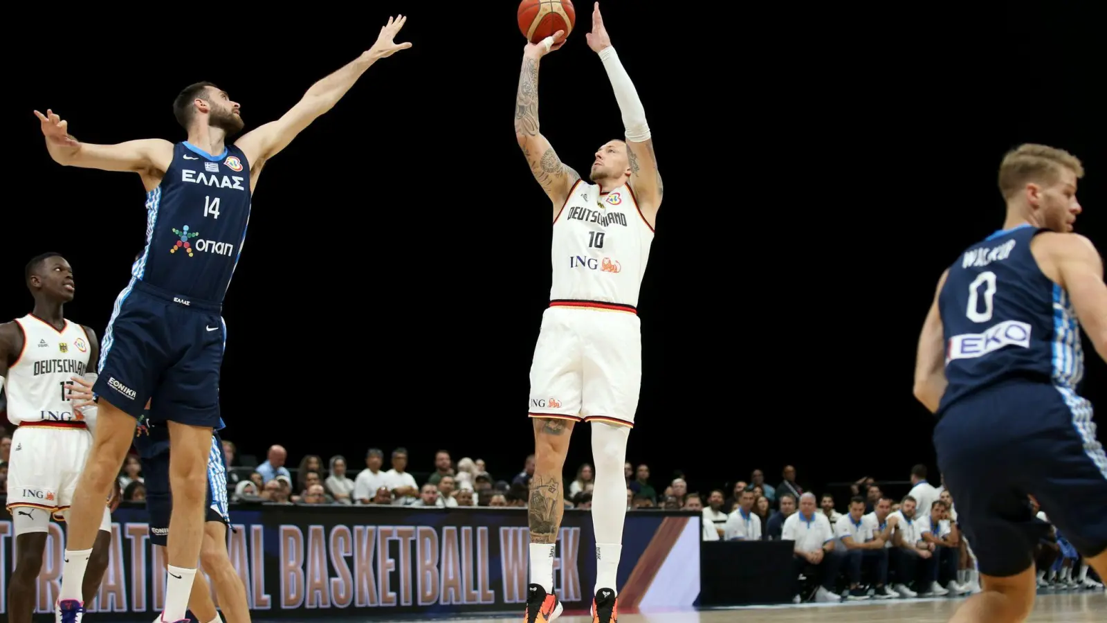 Deutschlands Daniel Theis (M) springt neben dem Griechen Giorgos Papagiannis zum Wurf hoch. (Foto: Matthias Stickel/dpa)