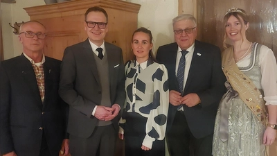 Traditionell wählte man den gegenwärtigen Landrat als Vorsitzenden der Genossenschaft, von links: Geschäftsführer Norbert Reckenberger, Landrat Christian von Dobschütz, stellvertretende Vorsitzende Lena Stang, der neue Ehrenvorsitzende Helmut Weiß und die Karpfenkönigin Antonia I. (Foto: Sandra Buchwald)