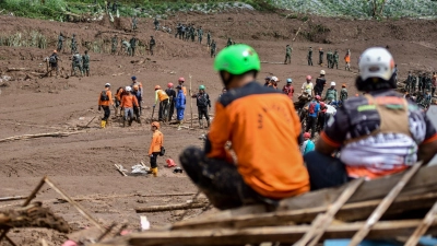 Einsatzkräfte bargen zwei Tage nach dem Unglück weitere Opfer. (Foto: Dimas Rachmatsyah/ZUMA Press Wire/dpa)